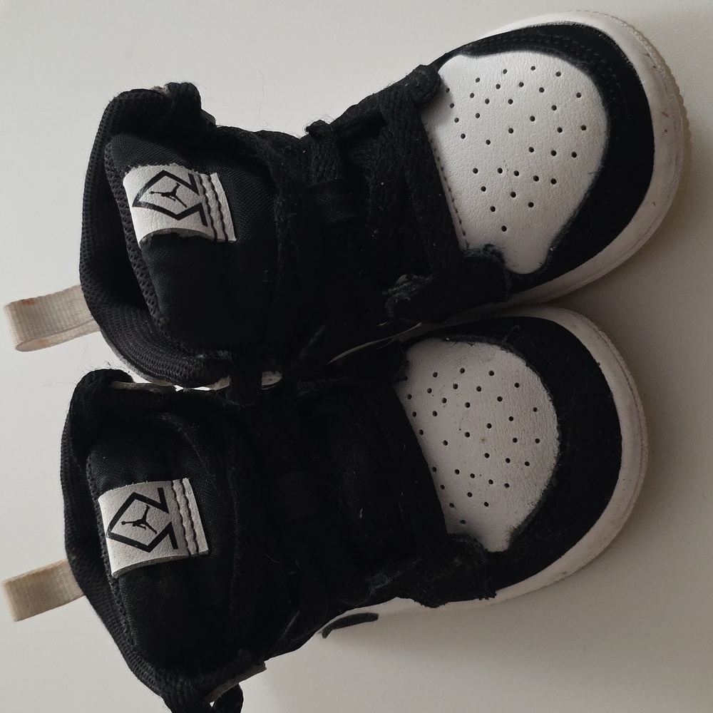 Jordan 1 Mid SE Toddler Black and White Sneakers - Picture 3 of 7